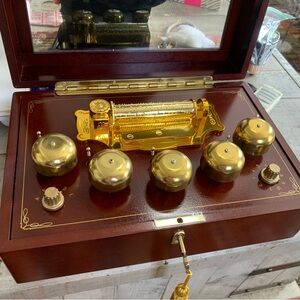 MR CHRISTMAS Luxurious Gold and Brown Music Box